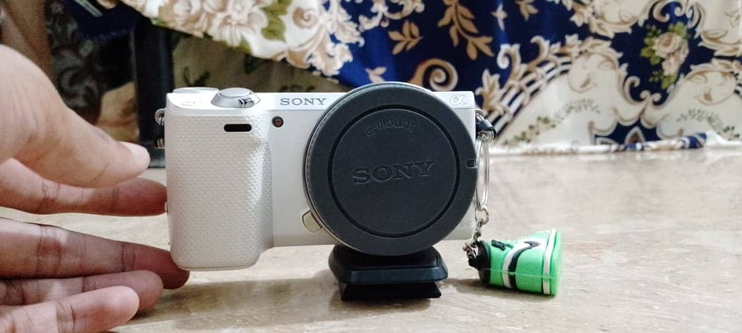 Sony Nex 5r MIRRORLESS camera for urgent sale or exchange possible 1