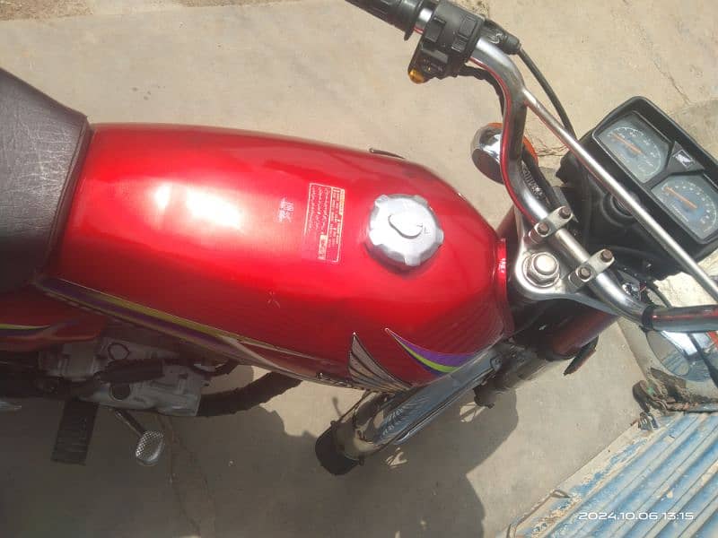 honda 125 Karachi num 1st owner complete paper 6