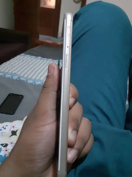 Oppo f1s good condition 3