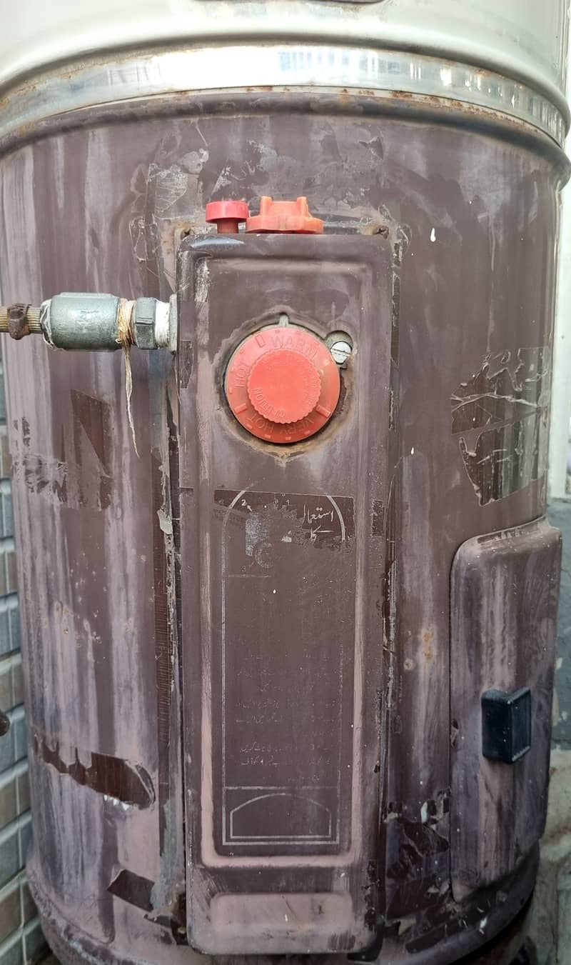 Used Gas Geyser with 25 Liters Storage Capacity 03334549675 3