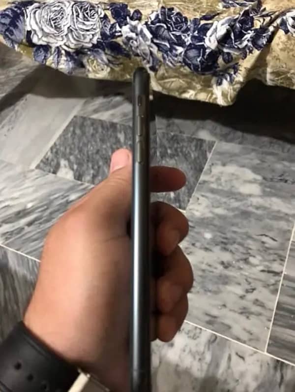 iphone 11 pro max 10/10 condition 1