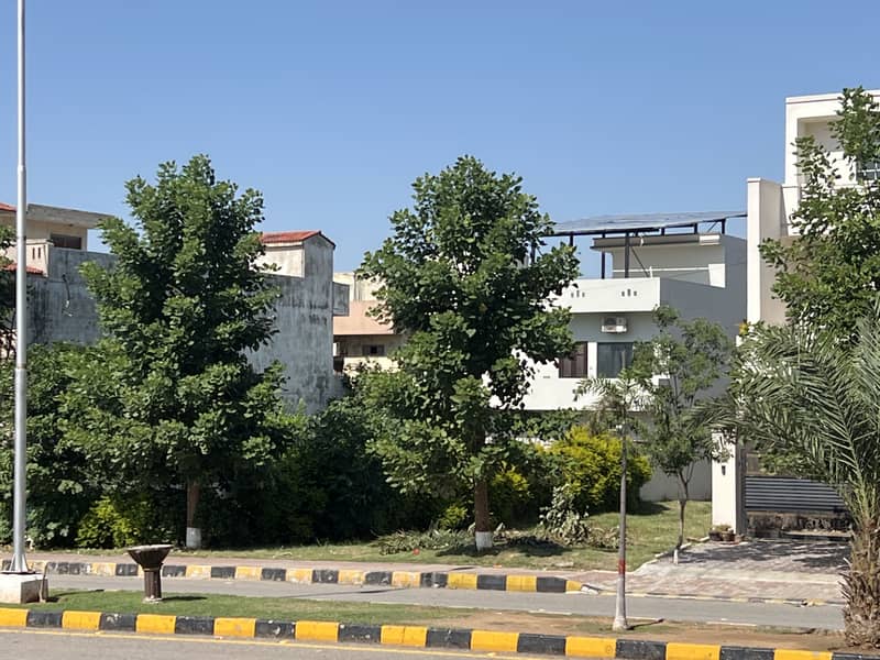 550 SQ YD THREE SIDE CORNER BACK OPEN PLOT FOR SALE F-11/1 ISLAMABAD 9