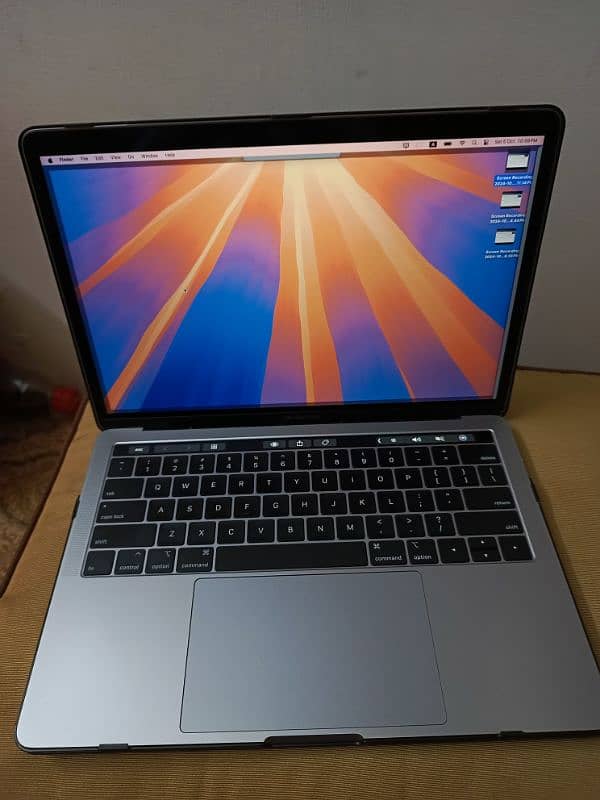 MacBook Pro 2018 13", 16 gb Ram, 512 ssd. (with hard case) 1