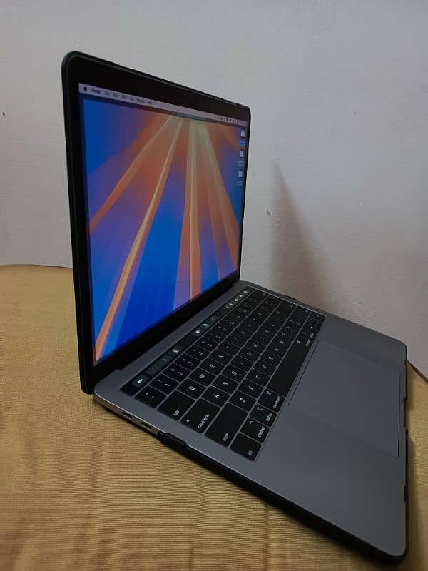 MacBook Pro 2018 13", 16 gb Ram, 512 ssd. (with hard case) 2