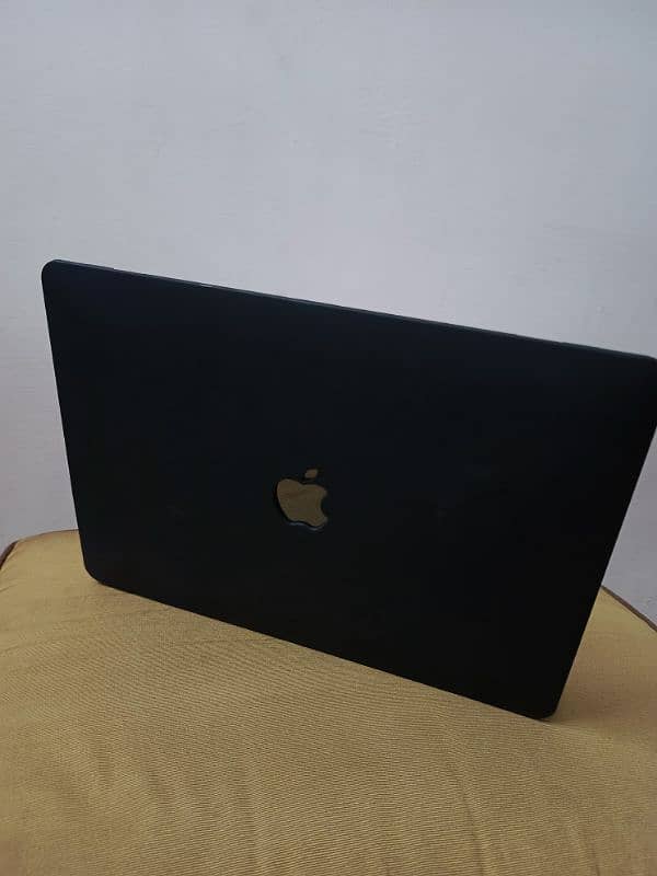 MacBook Pro 2018 13", 16 gb Ram, 512 ssd. (with hard case) 3