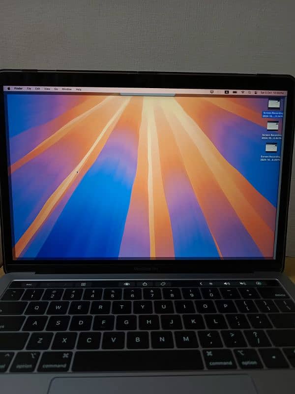 MacBook Pro 2018 13", 16 gb Ram, 512 ssd. (with hard case) 5