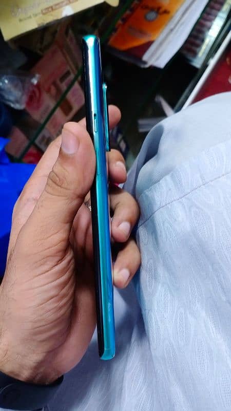 Oneplus 8 pro 10/9.5 8GB 128GB waterpacked No opend Back crack Minor 3