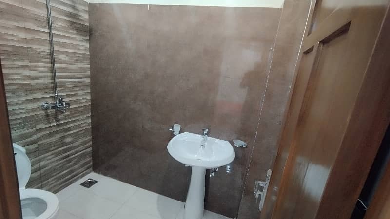 2 BEDROOMS FULLY LUXURY FURNISH IDEAL LOCATION EXCELLENT FLAT FOR RENT IN BAHRIA TOWN LAHORE 15