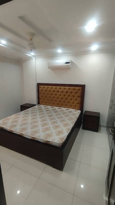 2 BEDROOMS FULLY LUXURY FURNISH IDEAL LOCATION EXCELLENT FLAT FOR RENT IN BAHRIA TOWN LAHORE 7