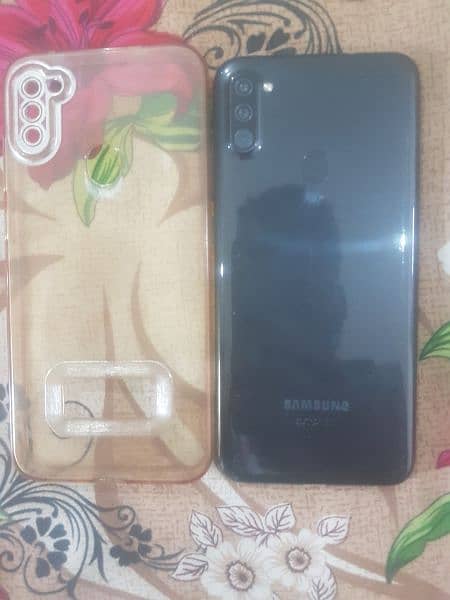 I am selling samsung A11 mobile. 03289203346 9