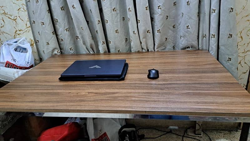 Mazboot aur Stylish Work Table – Ghar aur Office ke liye Behtareen! 2