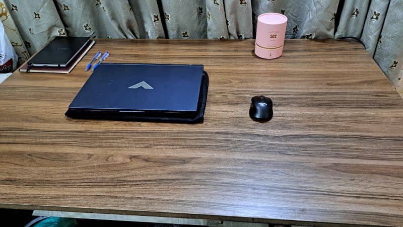 Mazboot aur Stylish Work Table – Ghar aur Office ke liye Behtareen! 3