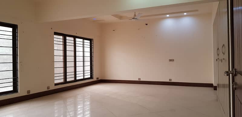 600 Yards 4 Beds Bungalow Having 2 Kitchens, A Big Garage And Beautiful Garden Located In A Prime Neighborhood Opposite Aga Khan Hospital 4