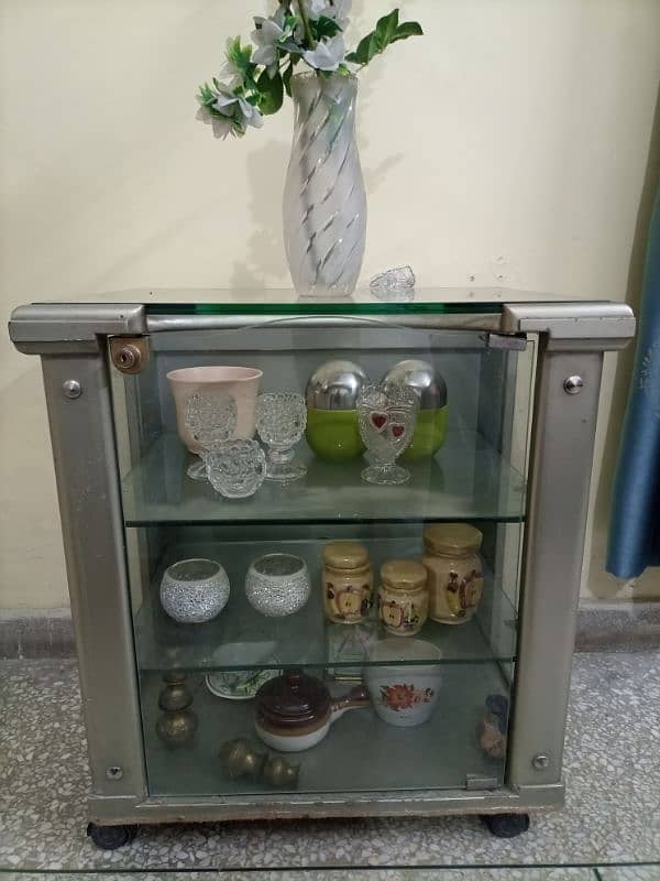 Decoration Show case/TV Trolley in Deco paint Design in Good condition 2