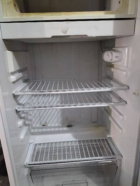 Mimi fridge Dawlance like new . only what app  msg 2