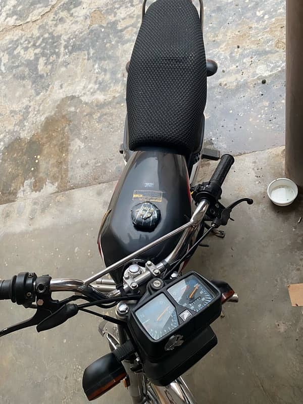 Honda che 125 condition 10/10 sale colour black 2