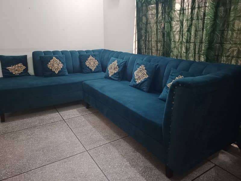 6 seater sofa for sale look like new available for sale 6