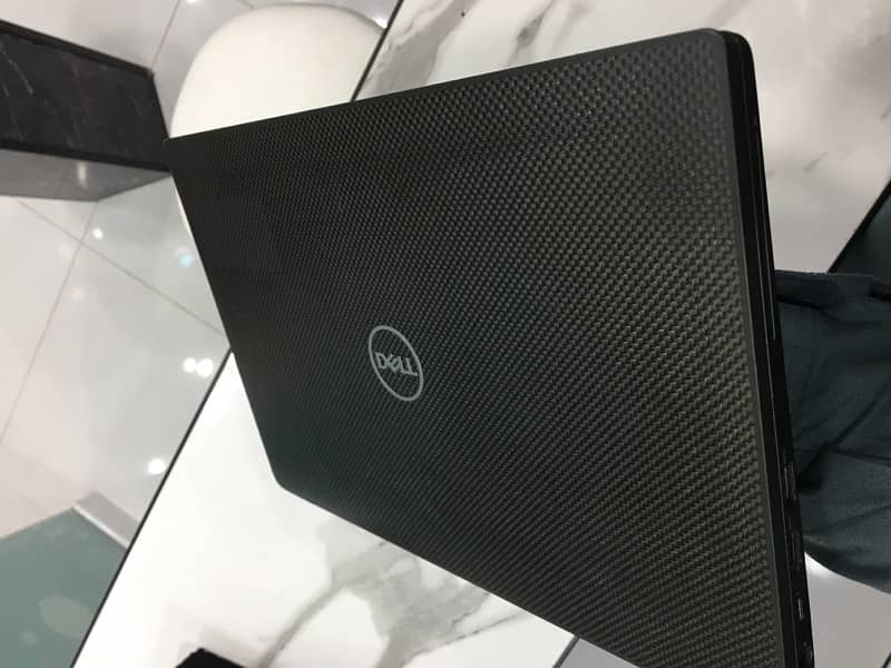 Dell Latitude 7400 1