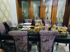 USED DINING TABLE FOR SALE. CONDITION 10/9