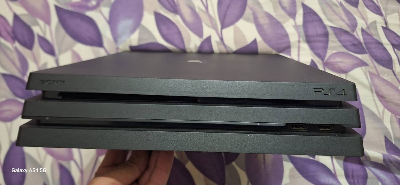 Ps4 Pro 1 tb With VR and Motion controller 0