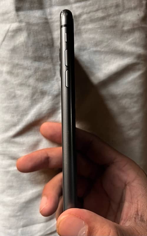 IPHONE 11  LLA VERSION  64gb 1