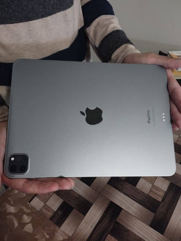 IPad pro m2 2022 11" for sale in flawless condition. 3