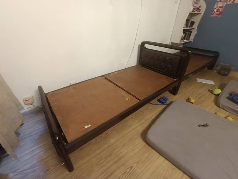 A pair of single beds wooden 6