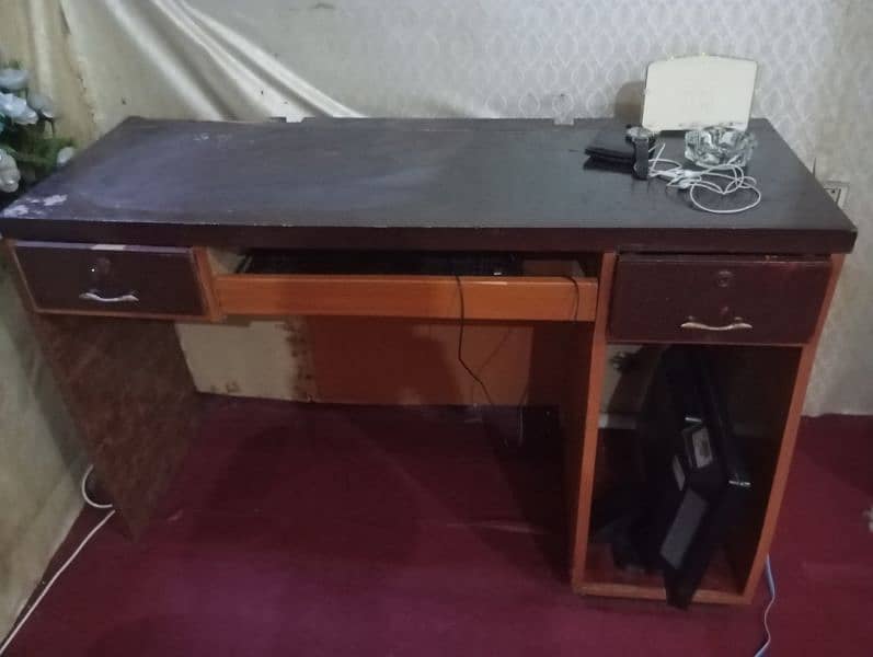 A computer table for sale 0