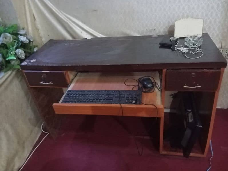 A computer table for sale 1