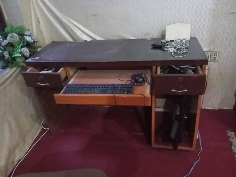 A computer table for sale 2