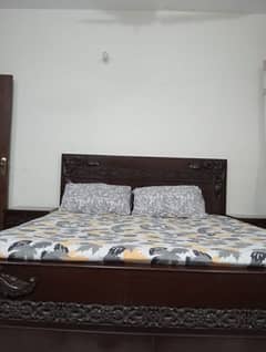 king size wooden bed 2 side table