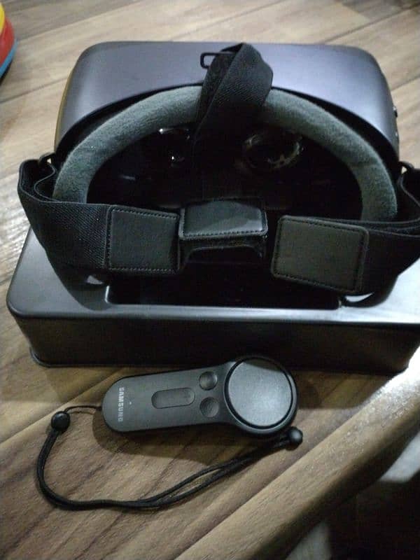 Samsung Gear VR with control 2