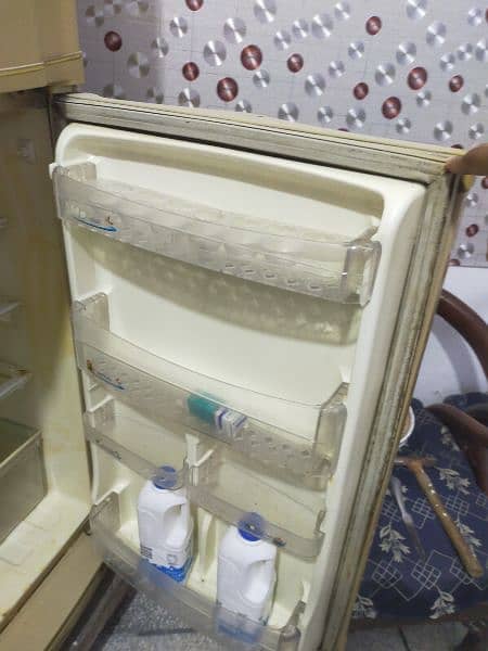 pel fridge good condition in working condition also 4