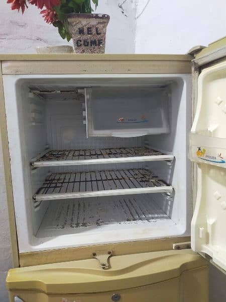 pel fridge good condition in working condition also 5