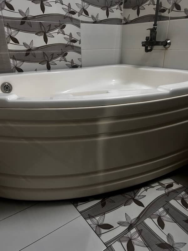 elegant looking bath tub 2