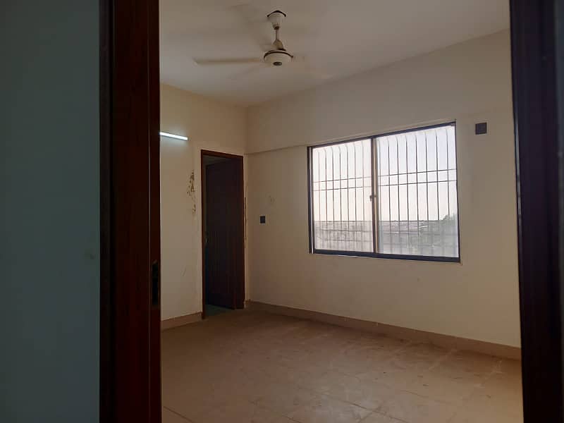 Apartment Available For Rent 3Bed DD 4th Floor Small Bukhari Commercial 4