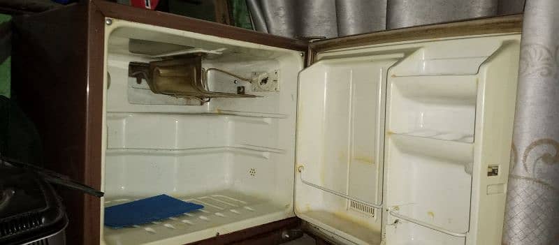 sanyo room fridge available in working condition 3