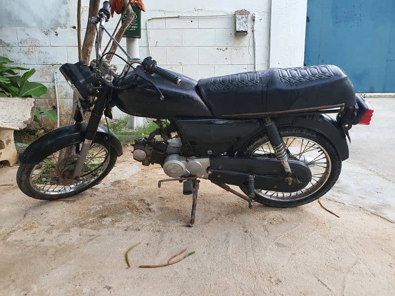 Honda CD bike hai 1976 Model Hai 25 se km waly rabta na karn 1