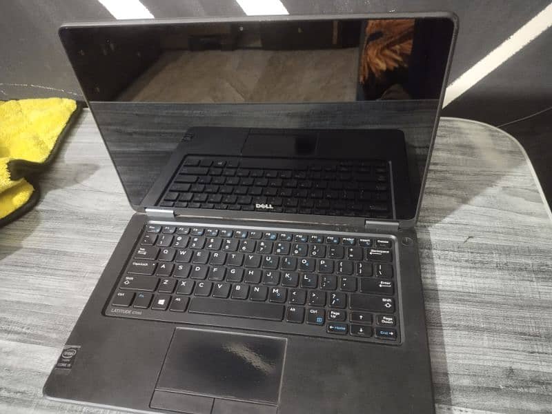 dell latitude e 7250 8gb / 128 gb ssd with hd touchscreen display 3