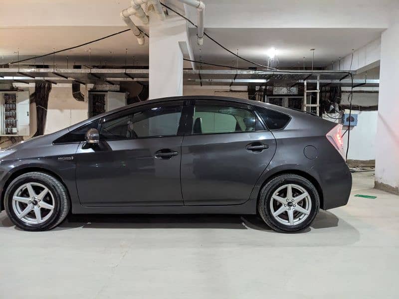 Toyota Prius 2011 4