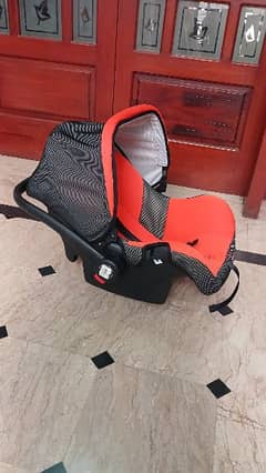 Two Baby carriers/car seats/rockers for sale. ( Tinnies Brand) 0