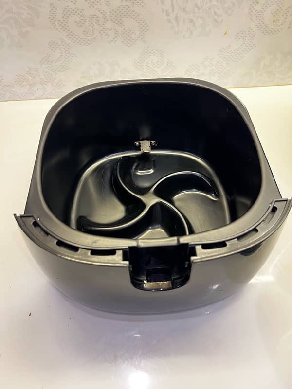 Philips Air Fryer HD9220 Black Slightly Used 3