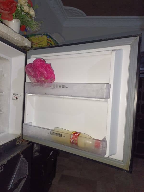 Used Dawlance refrigerator for sell. 5