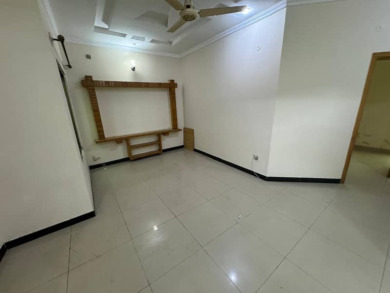 Upper portion 10 Marla available for rent in phase 4 bahria town Rawalpindi 3