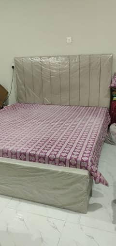 Queen Size Bed with sidre table for Sale