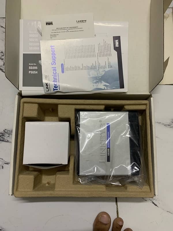 Cisco Linksys 8 Ports Switch 2