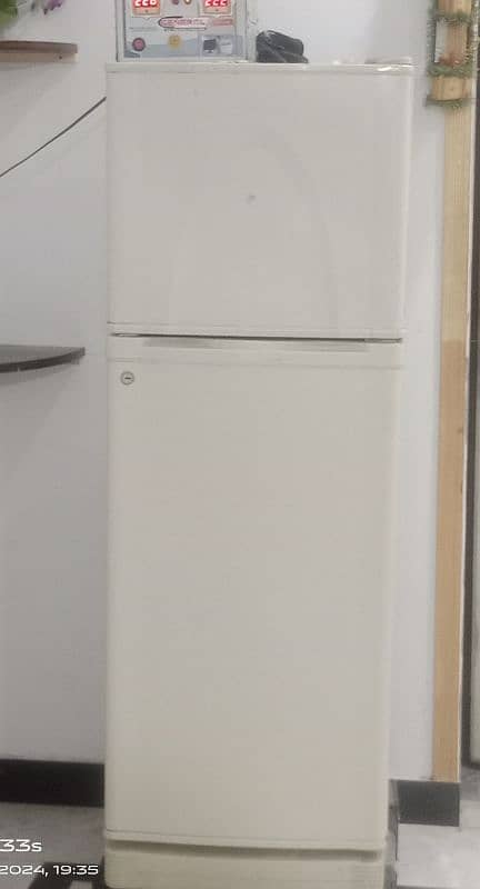 medium size refrigerator for sale no fault gud condition 2