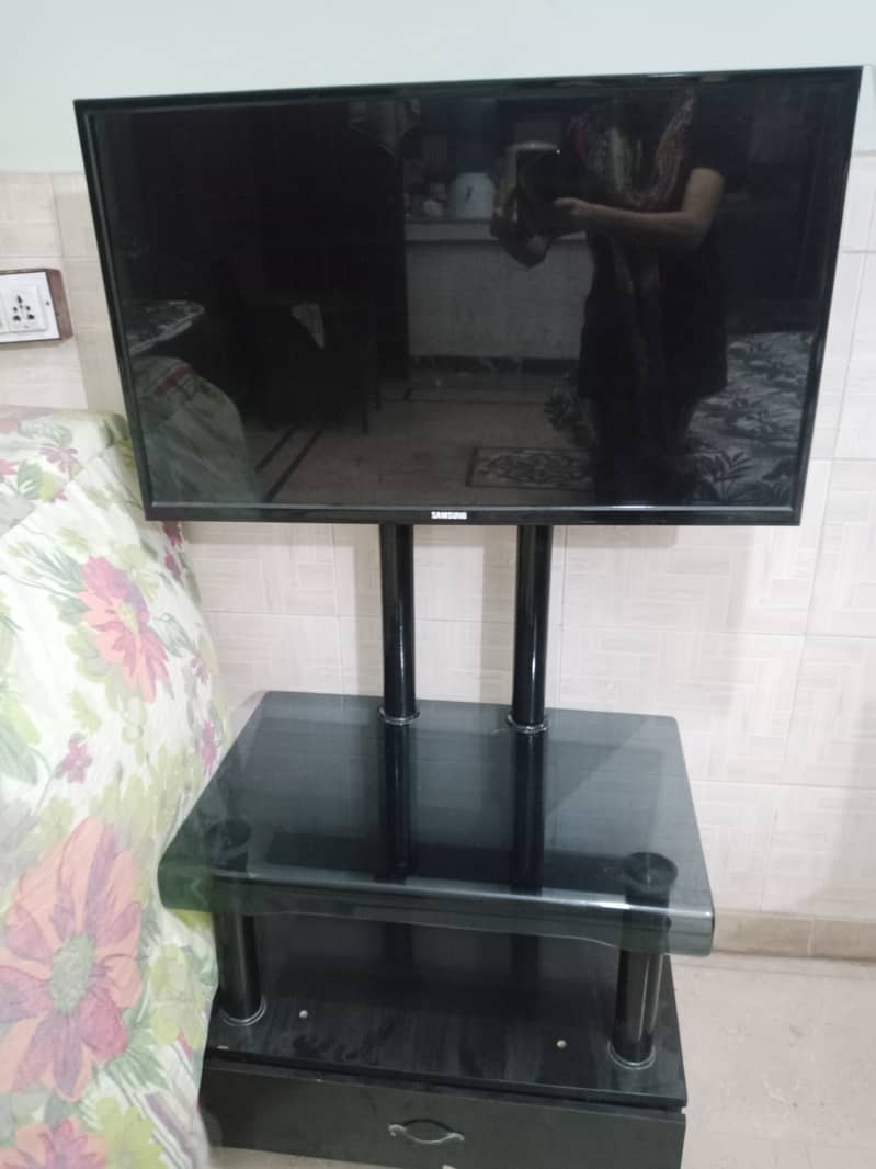 Samsung LCD with Trolly 5