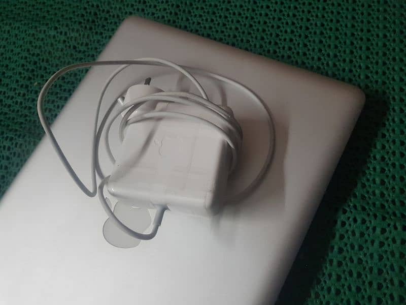 MacBook pro 2010 , with box pack new charger 6