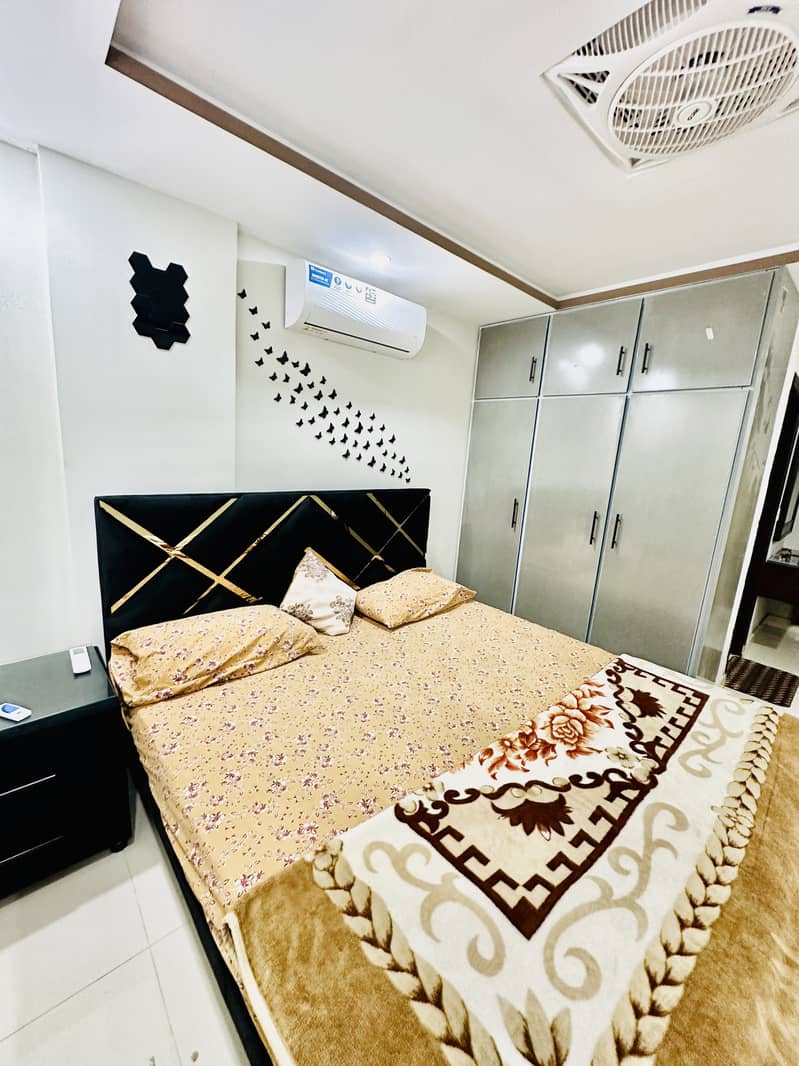 One bedroom VIP apartment for rent on daily basis in bahria town LHR 1